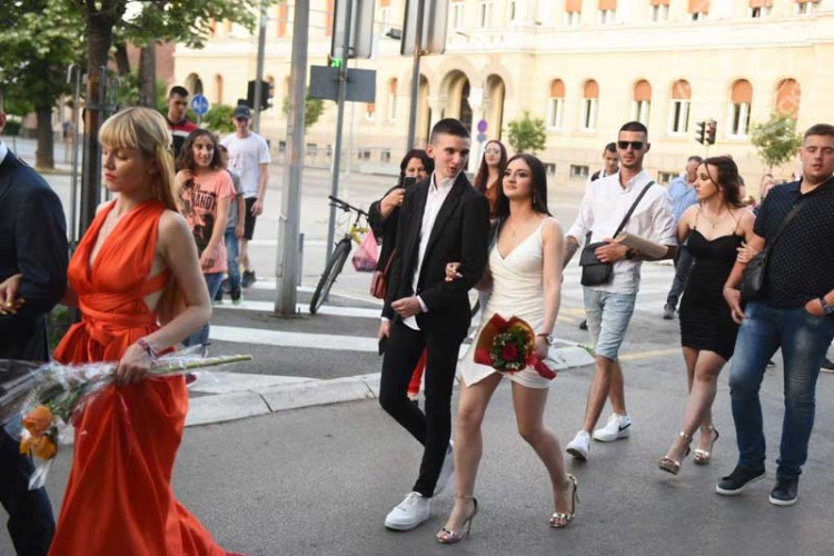 Maturanti su večeras zakoračili u novo poglavlje života