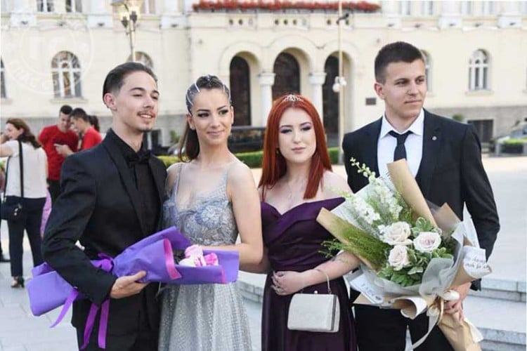 Maturanti su večeras zakoračili u novo poglavlje života