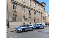 Полиција испред Економске школа у Бањалуци