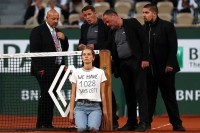 Djevojka utrčala na teren i zavezala se za mrežu