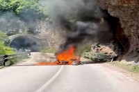Foča: Izgorio motocikl čeških tablica, vozač teško povrijeđen