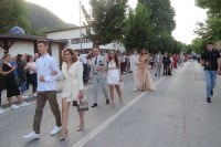 Ispraćena još jedna generacija srednjoškolaca u Rogatici: Najuspješniji na čelu maturske kolone FOTO