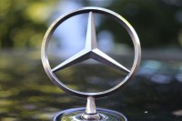 Мерцедес повлачи скоро милион возила због кочница