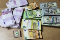 На прелазу Хоргош спријечен шверц смарагда и 700.00 евра