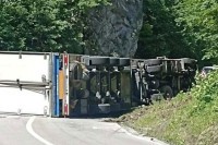 Tragičan epilog nesreće kod Kladnja: Vozača izvukli mrtvog iz prevrnutog kamiona