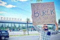 Dubica u Crnoj Gori nosio transparent: Ne postoji burek sa sirom