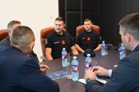 Вулин са ватрогасцима који су спасили дјечака