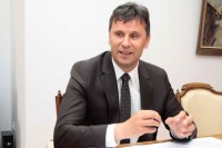 Novalić osudio vandalski čin u Mostaru i najavio obnovu spomenika