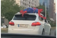 Osoba obučena u kostim Spajdermena vozila se na krovu terenca