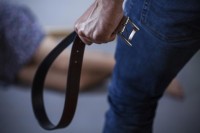 Majka upala u noćni klub: Kaišem nemilosrdno mlatila ćerku jer joj nije dozvolila izlazak