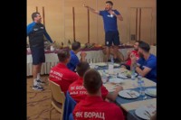 Veselo na pripremama Borca, Lalatović zapjevao sa  igračima VIDEO