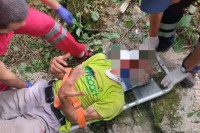 Nesreća na Manjači: Vozač autom sletio u šumu FOTO