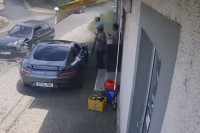 Jedno lice povrijeđeno u bizarnoj nezgodi "golfa" i skupocijenog "mercedesa" VIDEO