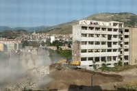 Srušena zgrada Žitoprometa u Mostaru, bagerista umalo nastradao VIDEO