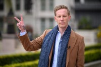 Engleski glumac banovan sa Tvitera: Napravio kolaž od LGBT zastave u obliku svastike