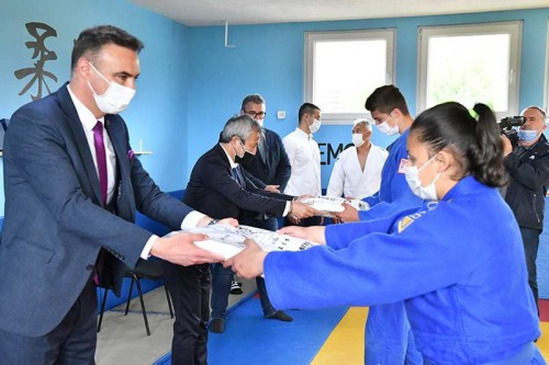 Спортским клубовима у Републици Српској обезбијеђено је 120 оригиналних јапанских кимона за карате и џудо