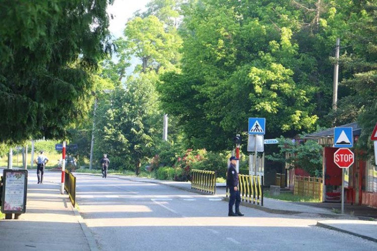 Полиција испред школе у Дервенти