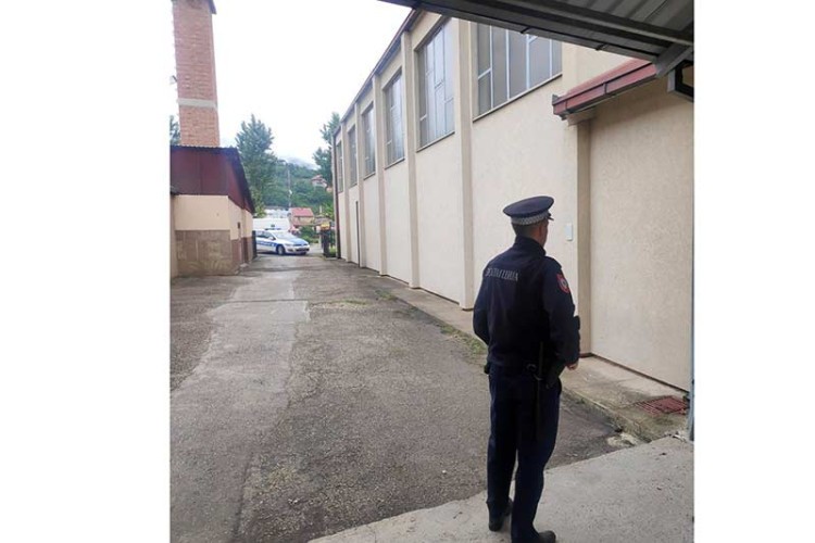 Policija ispred škole u Višegradu