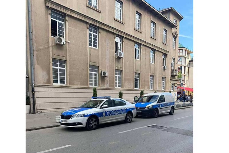 Полиција испред Економске школа у Бањалуци