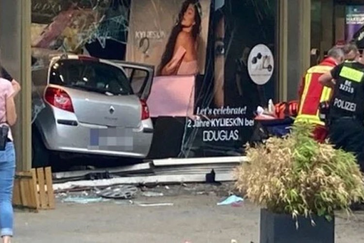 Automobil koji je udario prolaznike