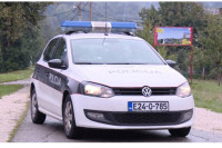 Auto se zapalio nakon udara u podzid, djevojka teže povrijeđena