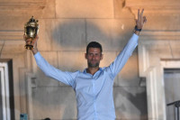 Hiljade ljudi uz Bože pravde dočekalo Novaka Đokovića ispred balkona Starog dvora