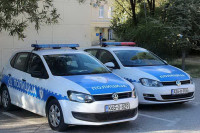 Pepeljarama i flašama tukli vlasnika ćevabdžinice jer im nije dao novac