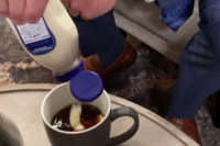 Igrač američkog fudbala pije kafu sa majonezom
