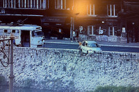Obrušio se zid iznad korita Miljacke nakon što se automobil zabio u njega