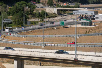 Autoputem vozio kauč na krovu auta pa odspavao na njemu