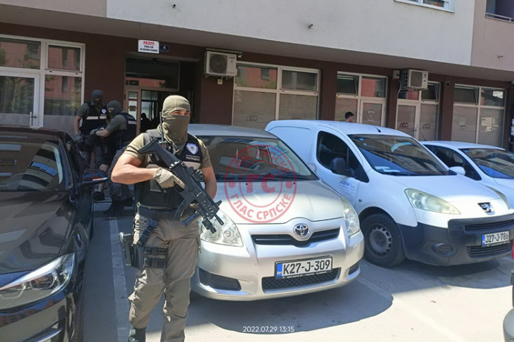 Полиција претресла стан Дејана Ровчанина
