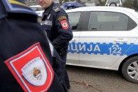 Dervenćanin glavom udario policajca, pa šutirao njegove kolege dok su ga hapsili