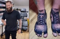 Muškarac istetovirao patike na stopalima