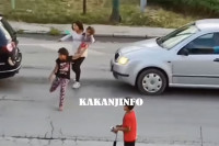UZNEMIRUJUĆI VIDEO: Djevojčicu udario automobil nakon što je istrčala prilikom prosjačenja