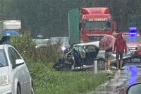 Vozač iz Čelinca teško povrijeđen u sudaru kod Tešnja