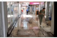 Batin prolaz u centru Banjaluke osvanuo pun polomljenog stakla i krvi, jedna osoba povrijeđena u tuči