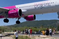 Slijetanje da ti srce stane, pilot „Vizera“ proletio avionom tik iznad glava ljudi VIDEO