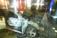 Navijači zapalili automobile igračima