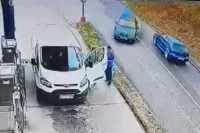 UZNEMIRUJUĆI VIDEO Autom udarila radnika na benzinskoj pumpi