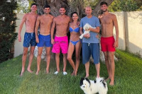 Zidan pozirao s porodicom, svi pokazali isklesana tijela i savršene trbušnjake