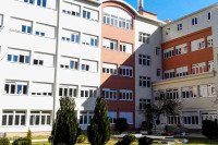 Bebu ispustili nakon poroda u fočanskoj bolnici, zadobila frakturu lobanje