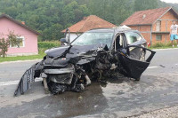 Stravičan sudar kod Bratunca: Jedno vozilo smrskano četiri osobe povrijeđene
