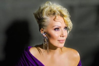 Lepa Brena krenula s proizvodnjom ženskih čarapa