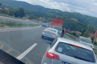 Nesreća na autoputu kod Sarajeva: Povrijeđena jedna osoba, saobraćaj potpuno obustavljen