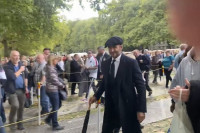 Dejvid Bekam snimljen u kilometarskom redu građana koji čekaju kako bi odali počast kraljici