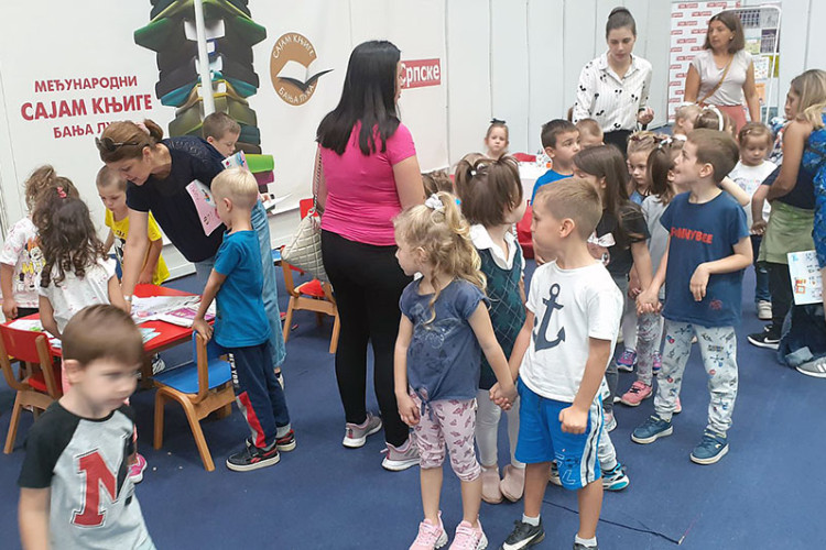 Mališani ispunili dječiji kutak na Sajmu knjige