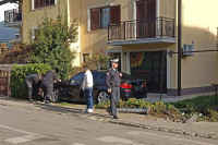 Nakon sudara vozilo uletjelo u dvorište kuće, povrijeđena žena