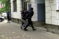 Pet osoba uhapšeno zbog napada na policajca