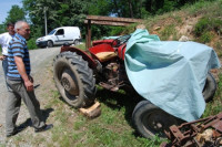 Traktor sletio sa lokalnog puta, povrijeđen traktorista