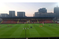 Borac ponovo na Gradskom stadionu, navijače iznenadili padobranci